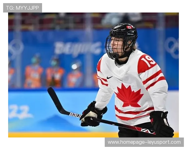 冰球选手突破防守,单刀射门得手!极速反击与技巧的完美结合